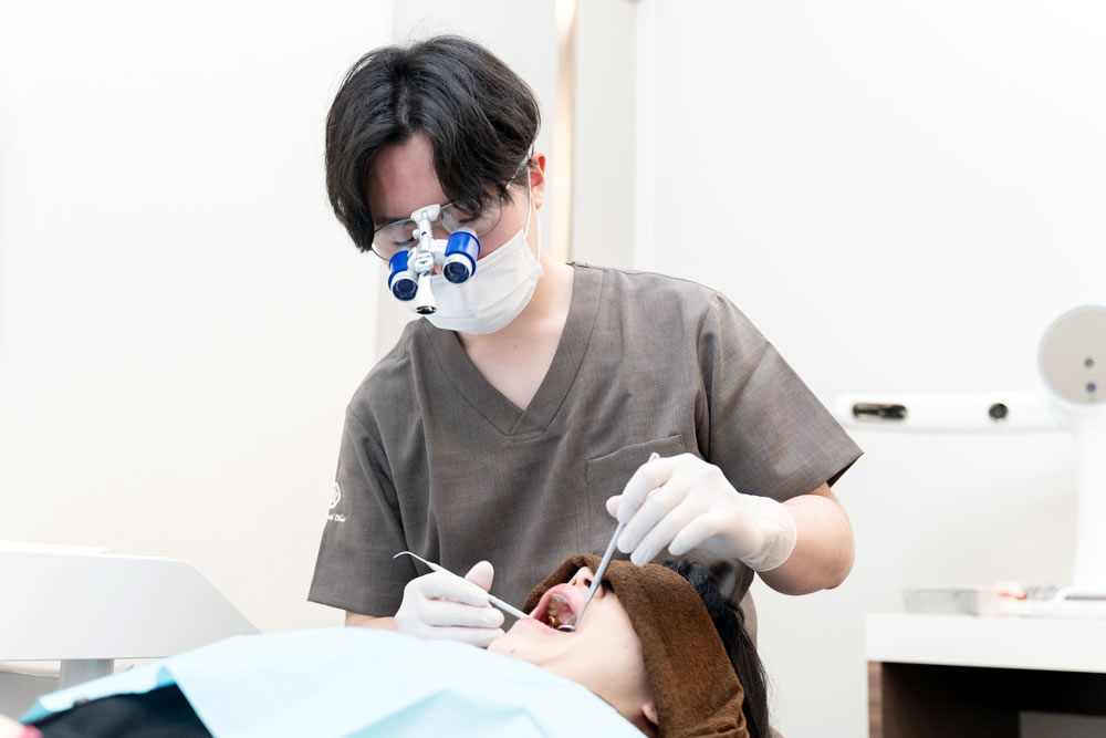 拡大視野下で精密な歯石除去