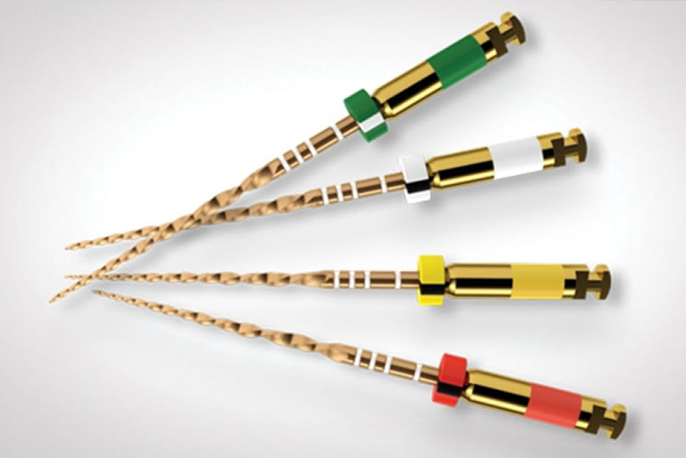 MTAセメントで緊密な根管充填