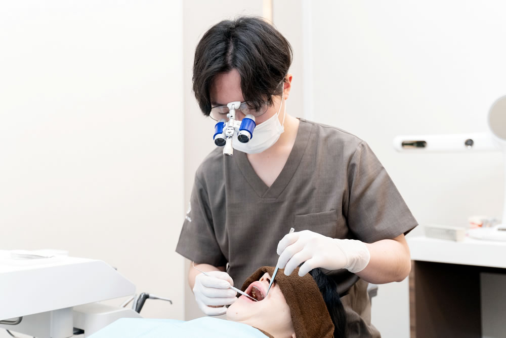 拡大視野下での精密な歯石除去