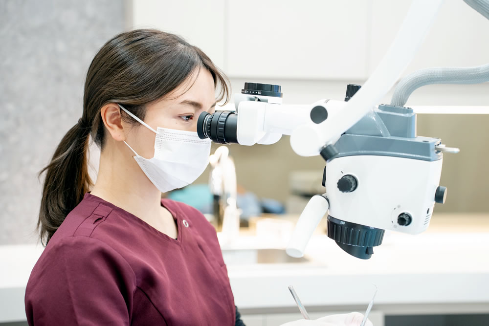 拡大視野下で精密な切削